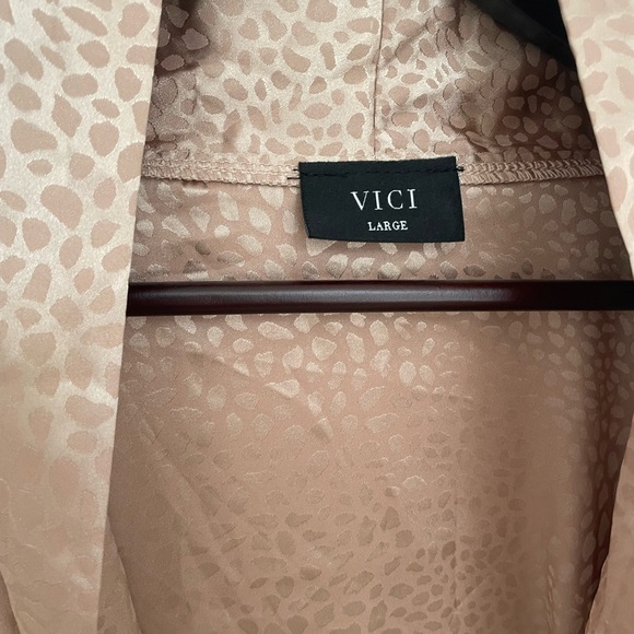 Gorgeous Vici oversized front tie blouse. Never worn. - Picture 6 of 9